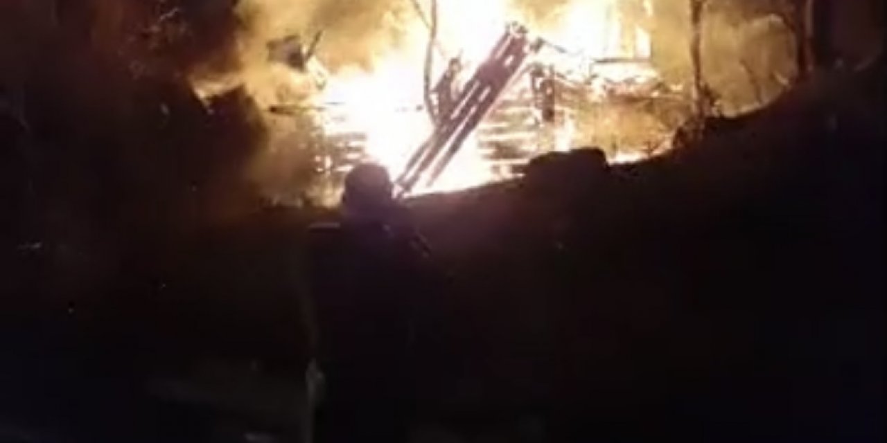 Ahşap bina yanarak kül oldu