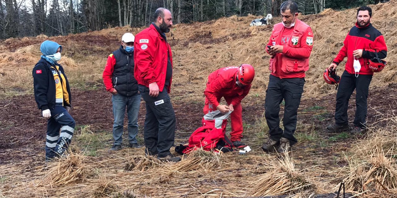 Kestiği ağacın altında kalan çoban, 2,5 saatte ambulansa ulaştırıldı