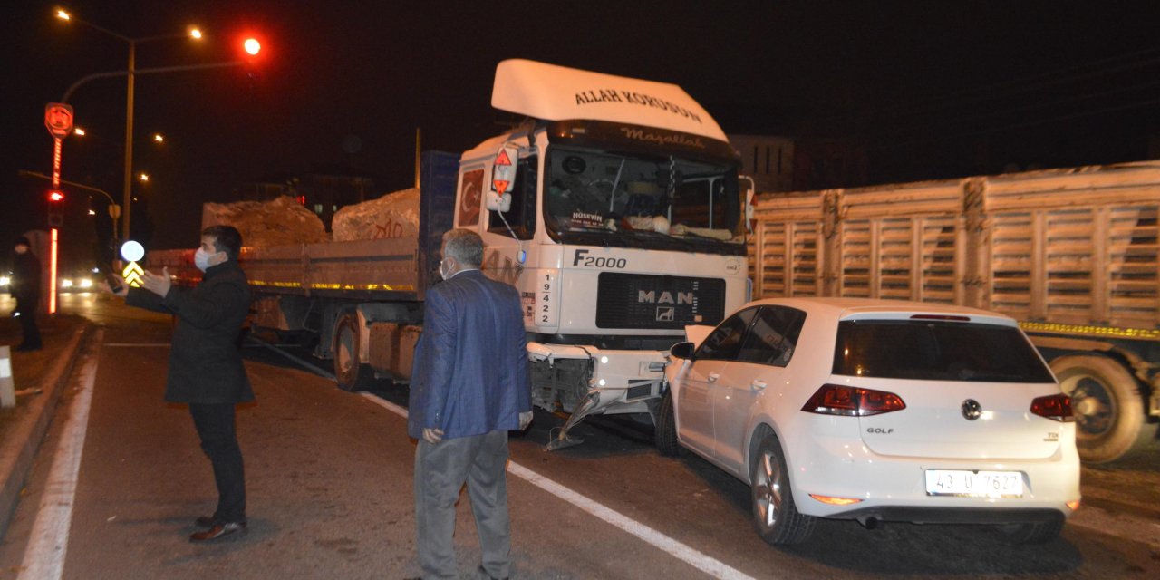 TIR, 2 otomobile çarptı