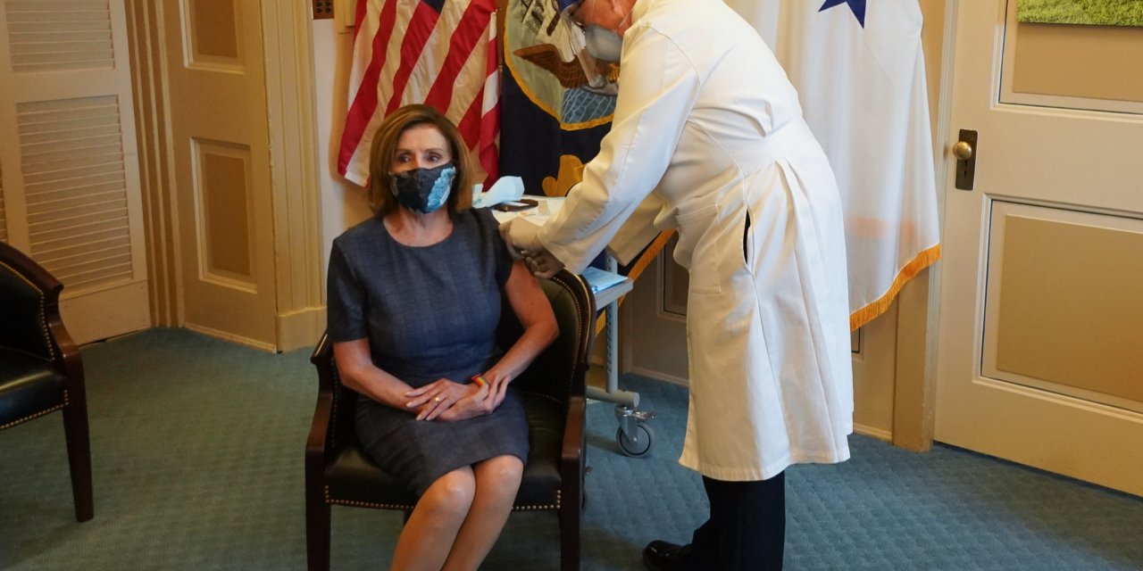 ABD’de Nancy Pelosi koronavirüs aşısı oldu