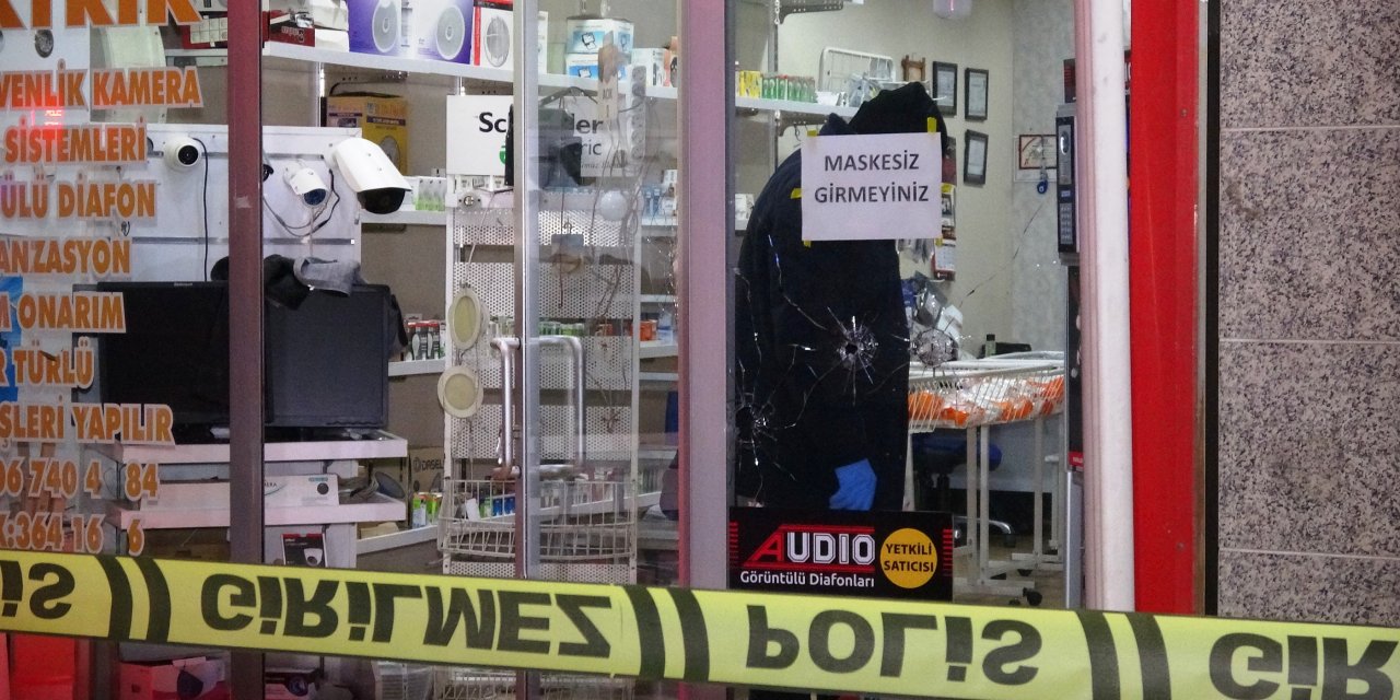Baba ve iki oğlu, kısıtlamaya dakikalar kala husumetlisinin dükkanını kurşunladı