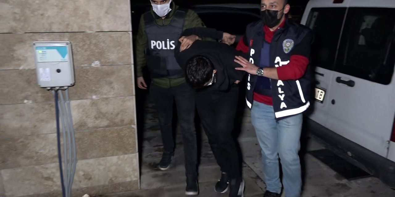 Çaldıkları motosikletle 4 farklı kapkaç gerçekleştiren 2 kişi yakalandı