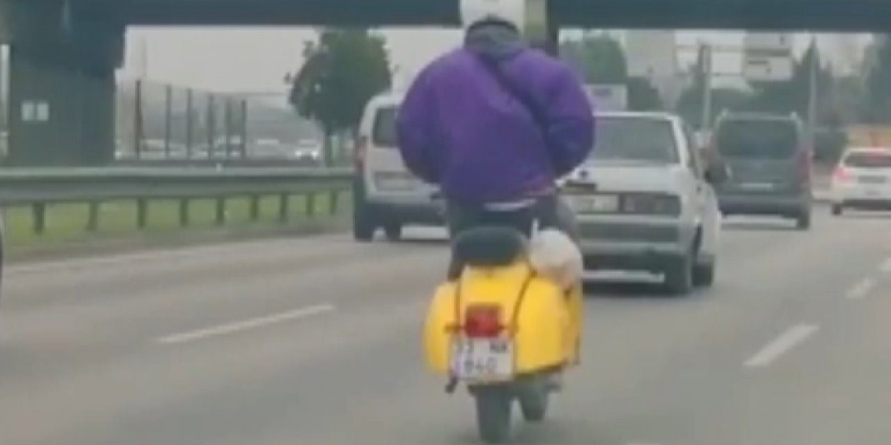 Elleri montunun cebinde olan motosiklet sürücüsü, kamerada