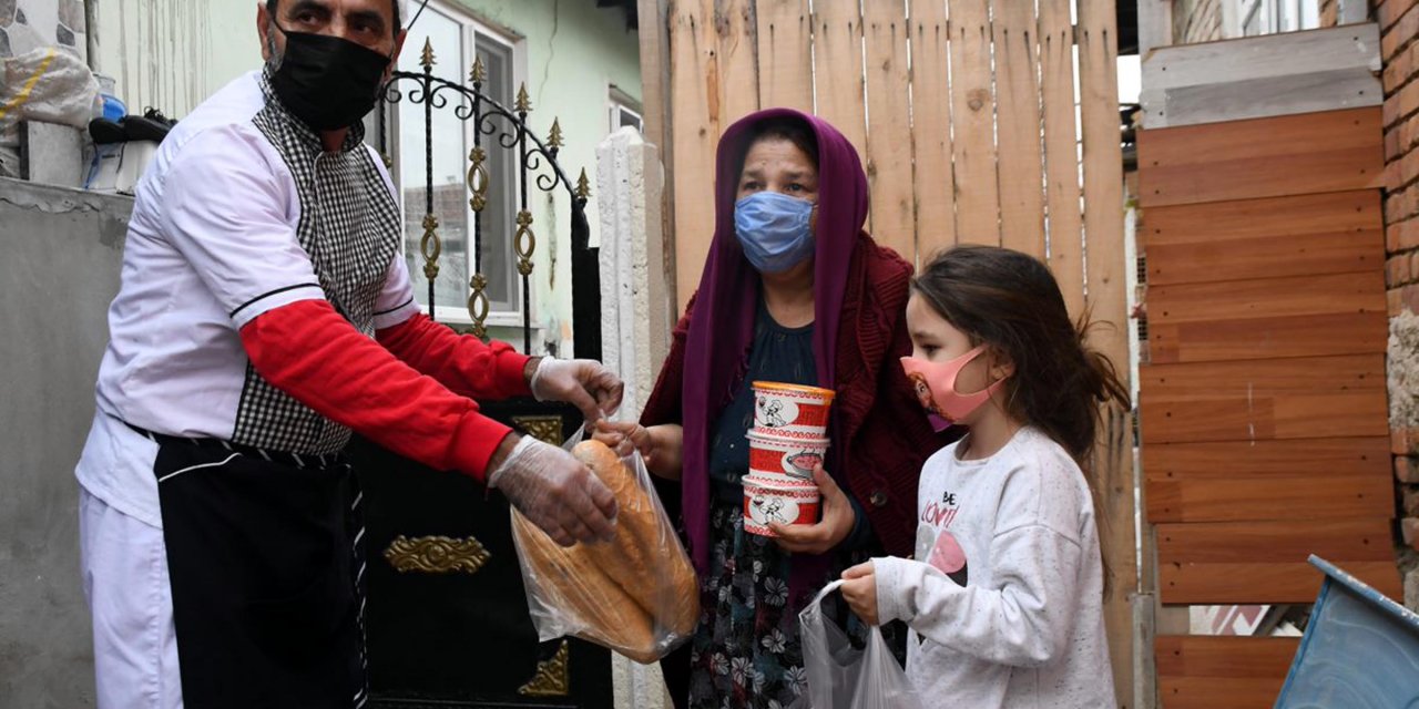 Düzenledikleri kampanyayla karantinadakilere yemek dağıtıyorlar