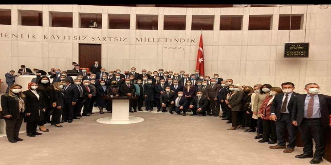 Sanki korona yokmuş gibi... AKP'lilerin "zafer pozu" tartışma yarattı!