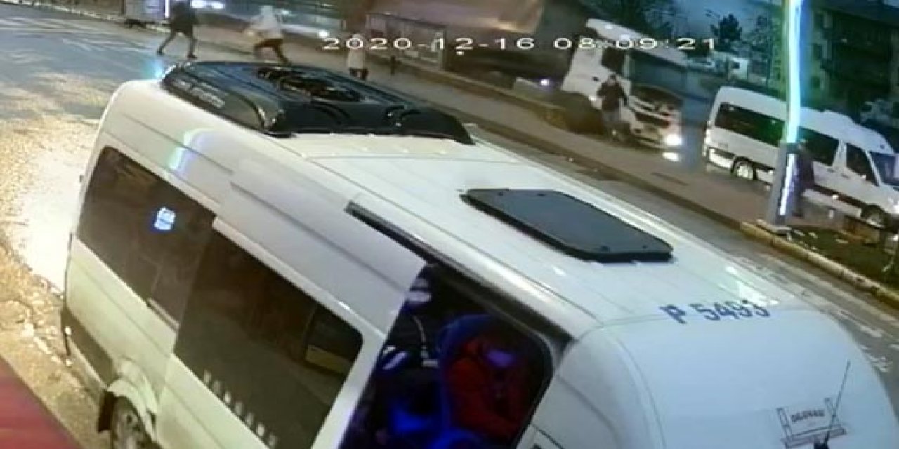Tırın servis araçlarına ve durağa çarpma anı güvenlik kamerasına yansıdı