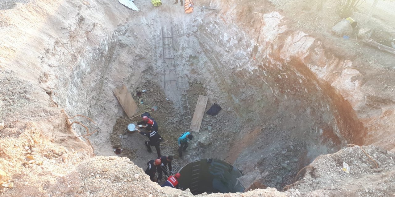 Adana'da kuyu çöktü, 2 işçi toprak altında kaldı