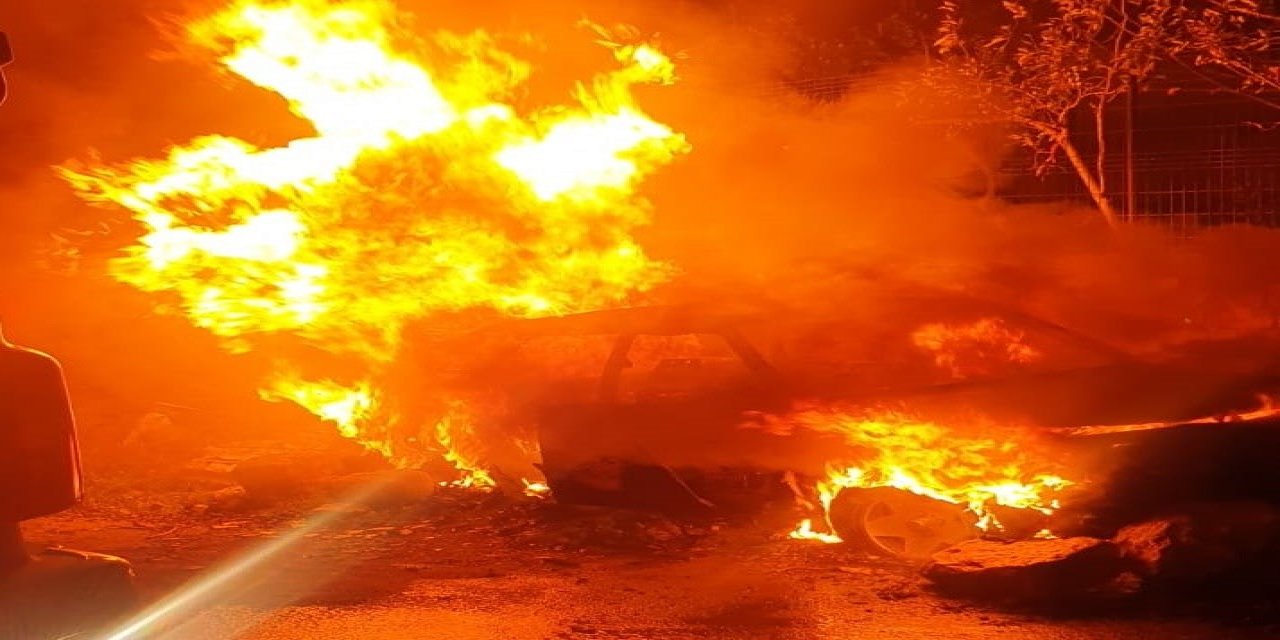 Silivri'de park halindeki otomobil alevlere teslim oldu
