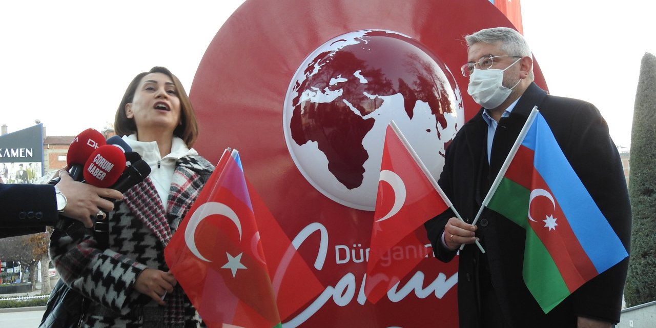 Azerbaycanlı sanatçı Azerin, Çorum'da 'Çırpınırdı Karadeniz'i okudu
