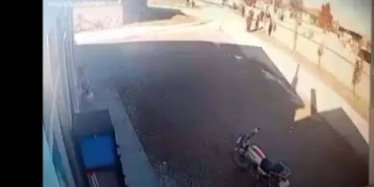 Kısıtlamada meydanda toplananların, jandarmayı görünce kaçtığı anlar kamerada