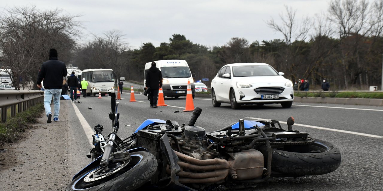 Önce yayaya, ardından motosikletten düşüp bariyere çarpan sürücü öldü