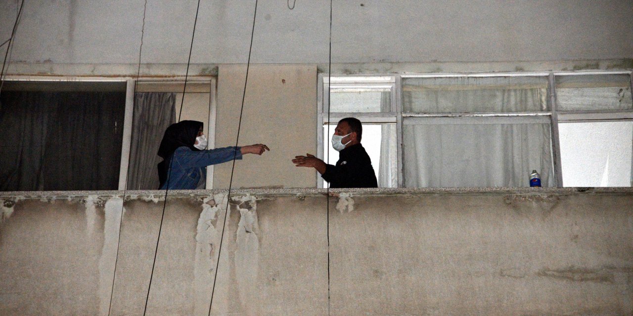 Ağabeyleriyle tartışınca pencereden yandaki boş daireye geçen kadını polis kurtardı