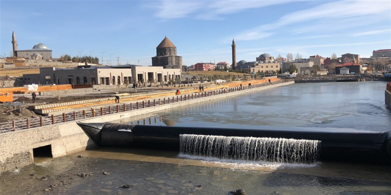Kars Çayı gece donuyor, gündüz çözülüyor