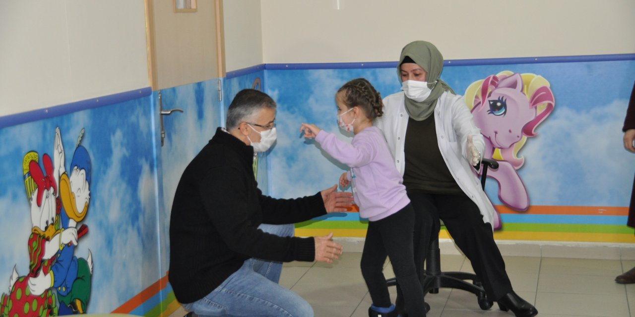 Serebral palsi hastası 7 yaşındaki Elif Hira yaşam sevinciyle örnek oluyor