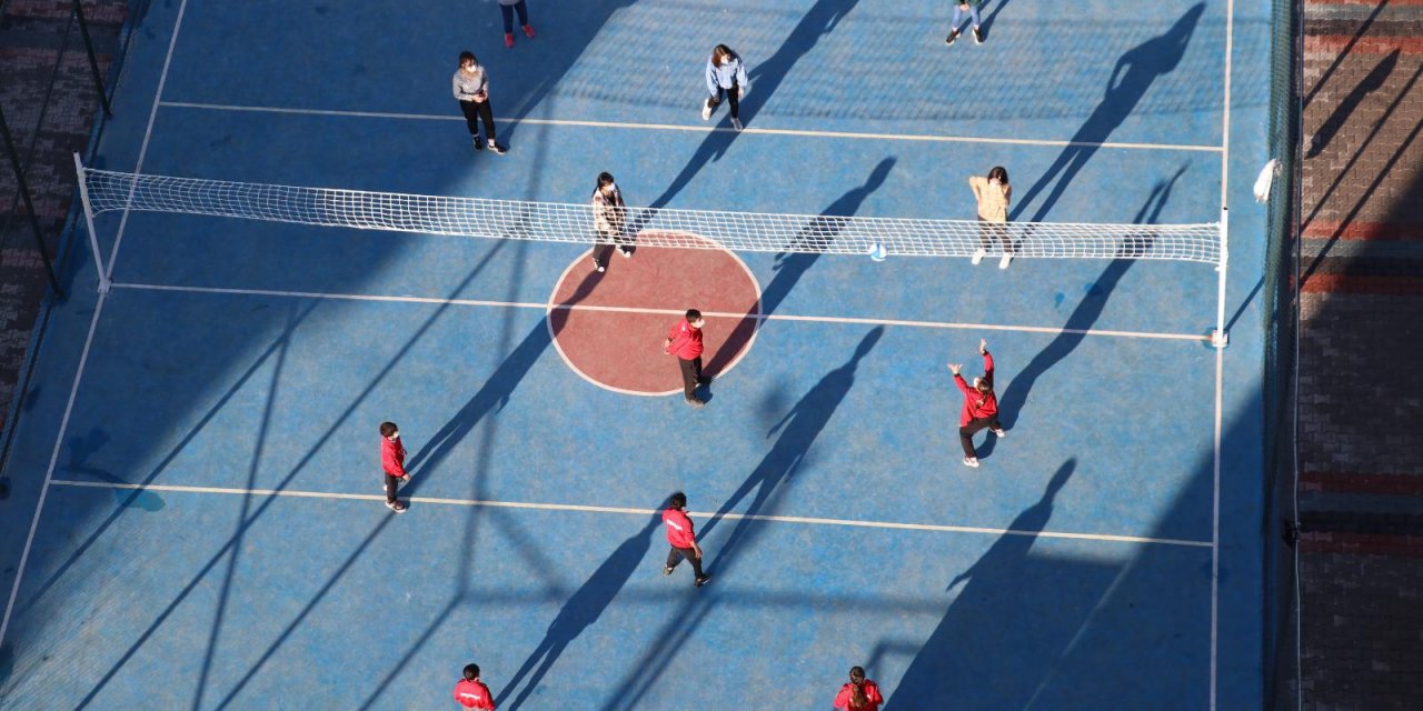 Siirtli çocuklar yeni voleybol sahalarına kavuştu