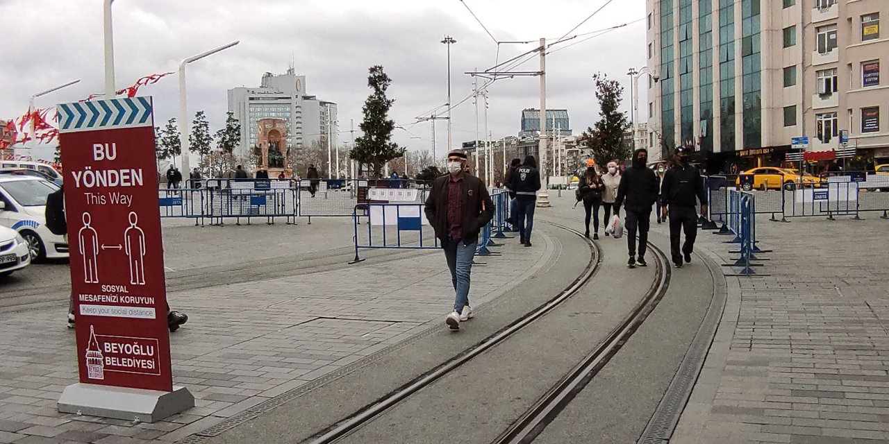 Taksim Meydanı ve İstiklal Caddesi'nde turist yoğunluğu