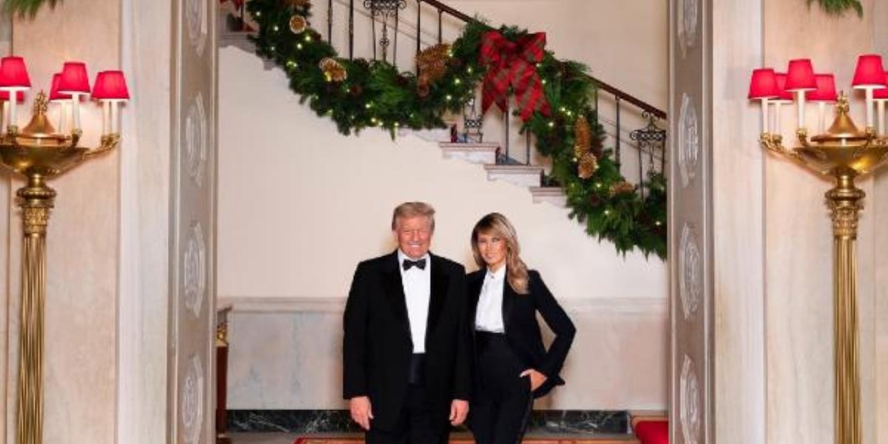 Trump çiftinden smokinli Noel pozu