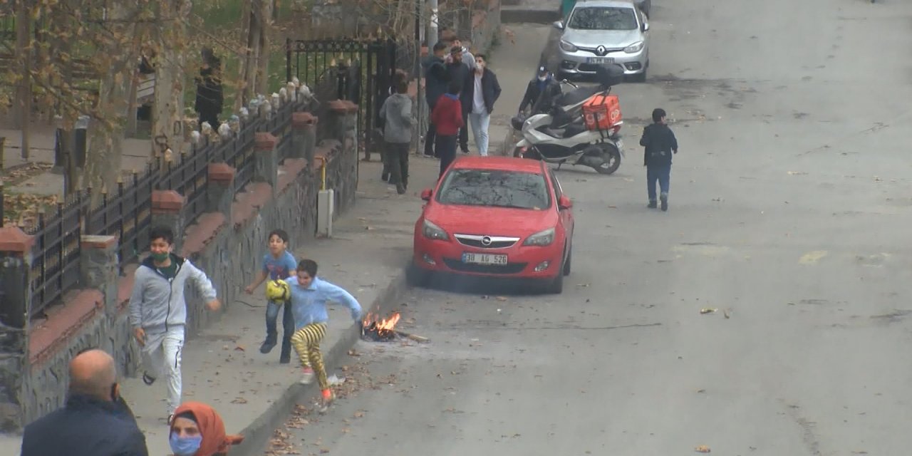 Beyoğlu'nda sokağa çıkma kısıtlamasında çocuklar dışarı çıktı