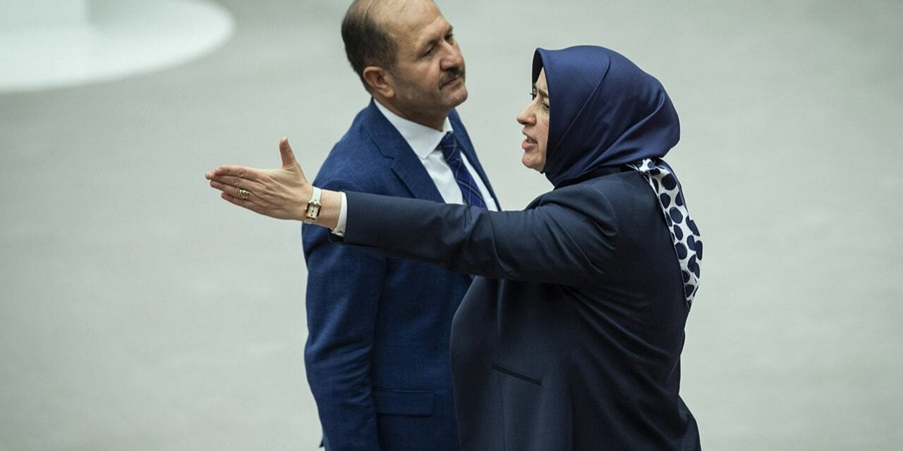 Çıplak arama tepkisi; "Meclis'i terörize ediyor,'' olan Özlem Zengin'in: 'bir gün 20 dakika başımı açtım. Hiç bu kadar üzüldüğümü, aşağılandığımı, kırıldığımı hatırlamıyorum dediği ortaya çıktı