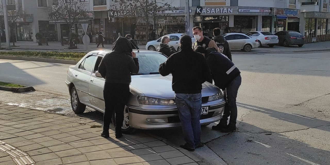 Düzce’de sokağa çıkma kısıtlamasına uymayanlara ceza kesildi 