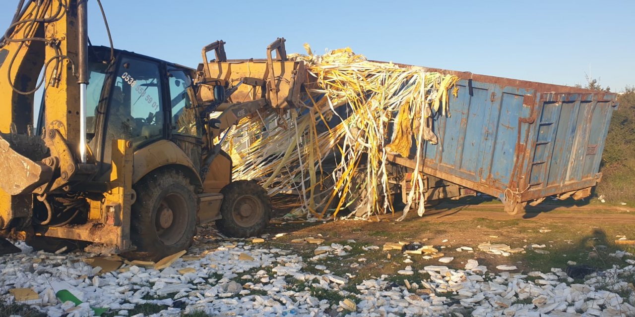 Gebze'de atıklarını boş araziye döken firmaya ceza 
