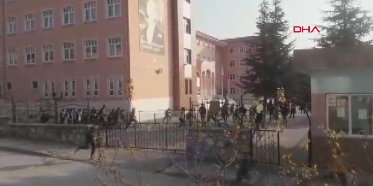 Bursa'da, kısıtlamayı ihlal edip maç eden gençler, siren sesi ile kaçıştı