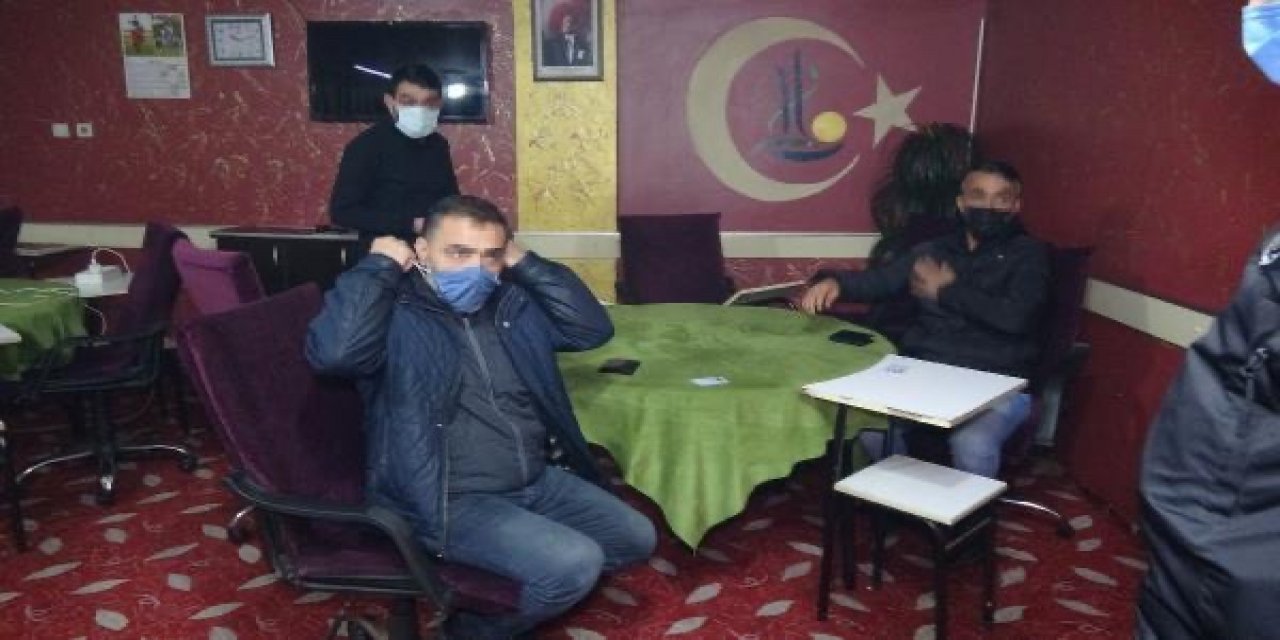 Polisin kumar oynayan şüphelileri çatıda kovaladığı baskın anbean kaydedildi