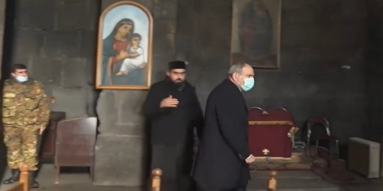 Papaz Paşinyan'a kapıyı gösterdi! Ermenistan Başbakan'ı kiliseden kovuldu! İşte o anlar...