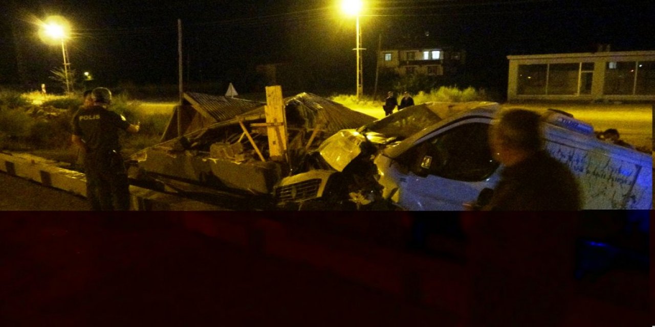 Filyasyon ekibinin taşındığı minibüs bekçi kulübesine çarptı: 1'i doktor 3 yaralı