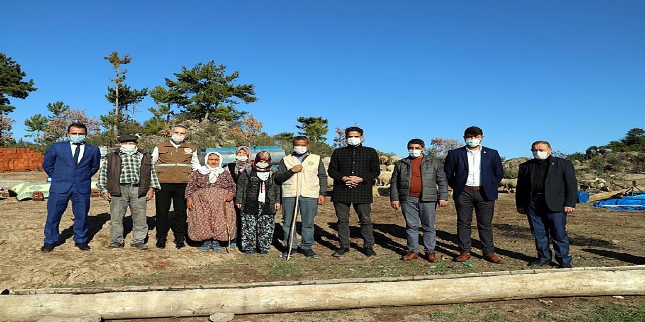 Koyunları telef olan aileyi Bakan Pakdemirli sevindirdi