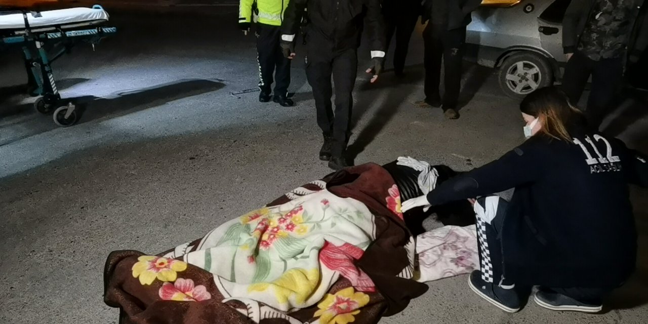 Kazada yaralanan elektrikli bisiklet sürücüsünü battaniye ile soğuktan korudu
