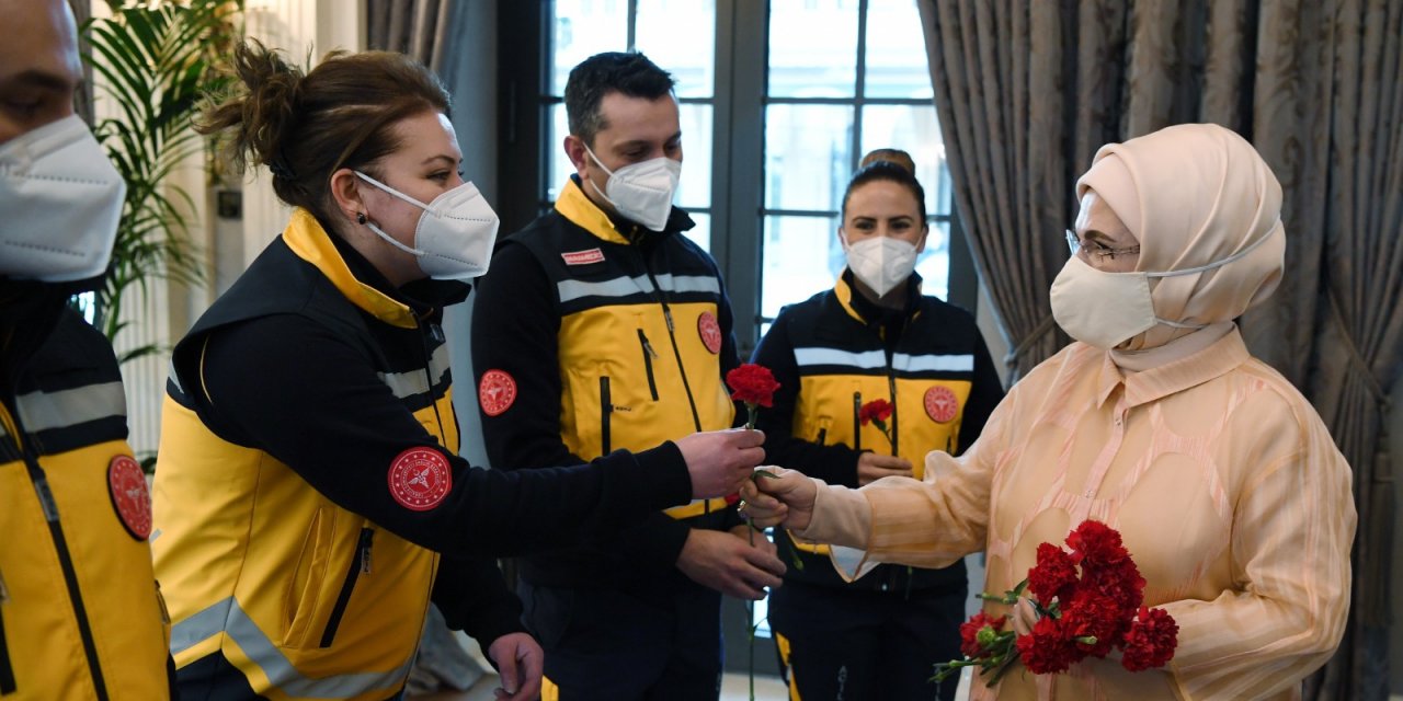 Emine Erdoğan,  paramediklerin günlerini kutladı