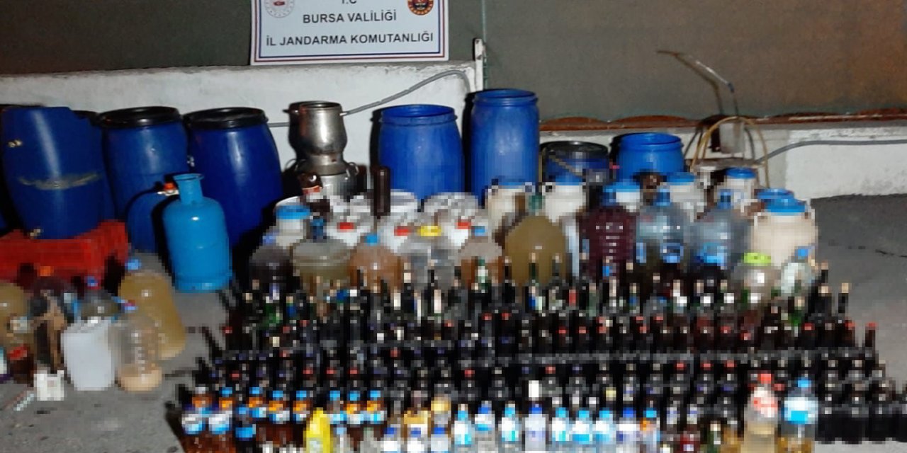 Bursa'da, yılbaşı öncesi 1395 litre sahte içki ele geçirildi