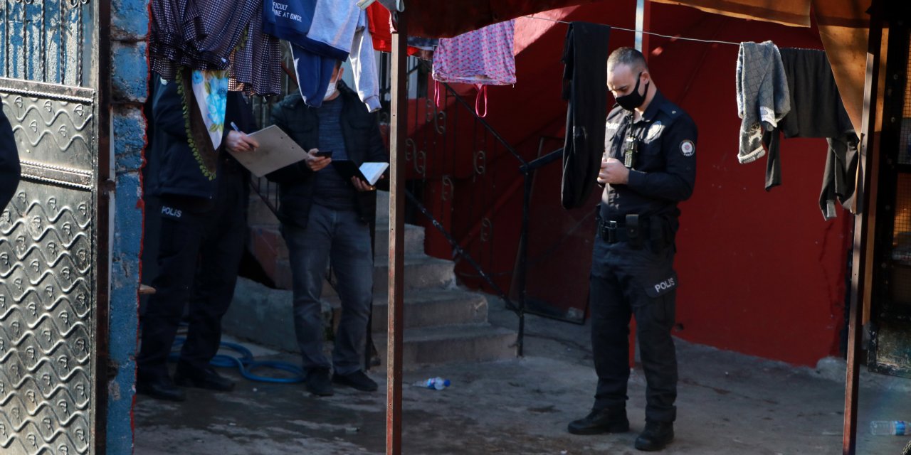 Ev hapsinde, başından tabancayla vuruldu