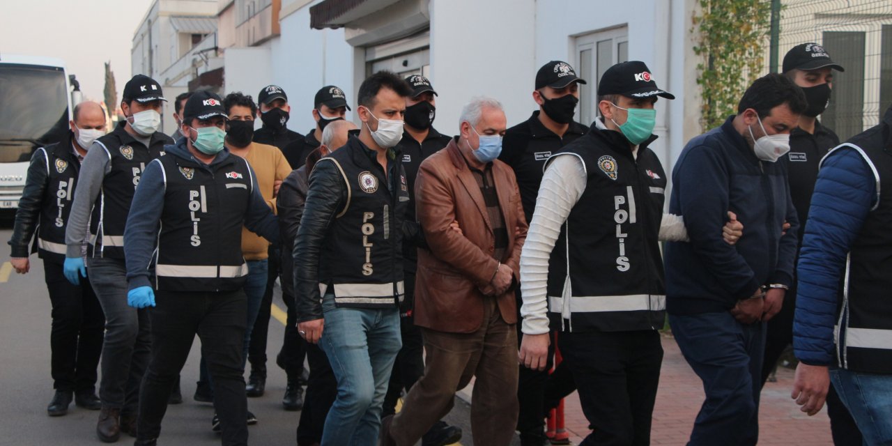 Ceyhan Belediyesi'ne 'rüşvet' operasyonunda gözaltındaki 23 şüpheli, sağlık kontrolünden geçirildi