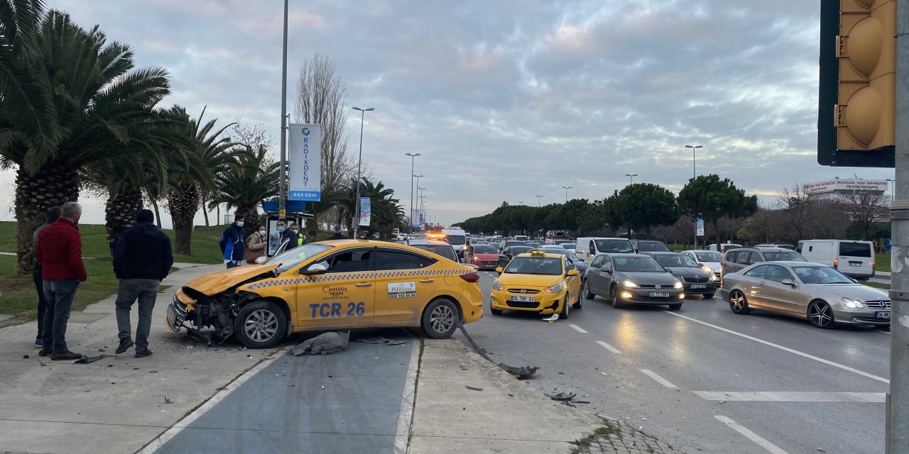 Kartal Sahil Yolu'nda kaza; trafik yoğunluğu oluştu