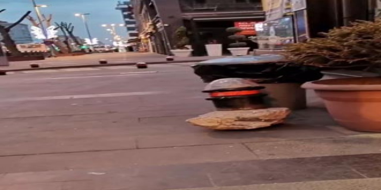 Mağazanın camını kaya parçasıyla kırıp, 1 dakikada 4 telefon çaldı