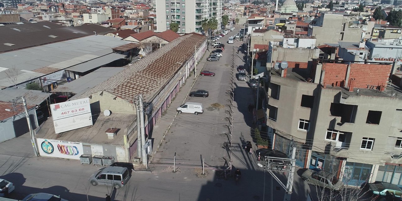 'Tapulu arazim' dediği yolu, beton çit direkleri ile böldü