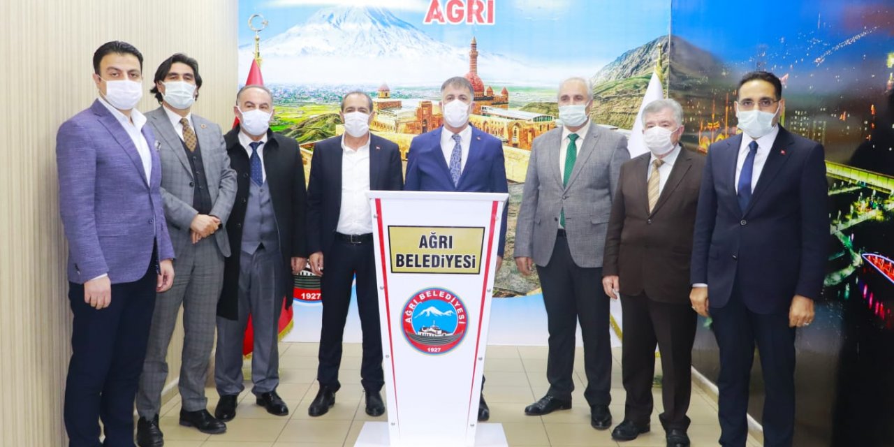 Ağrı'da, belediye başkanlarından Savcı Sayan'a destek açıklaması