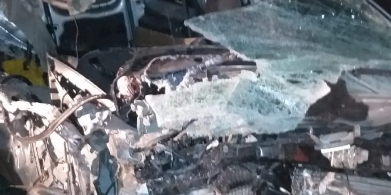 TIR'la çarpışan hafif ticari araç hurdaya döndü: 1 ölü, 1 yaralı