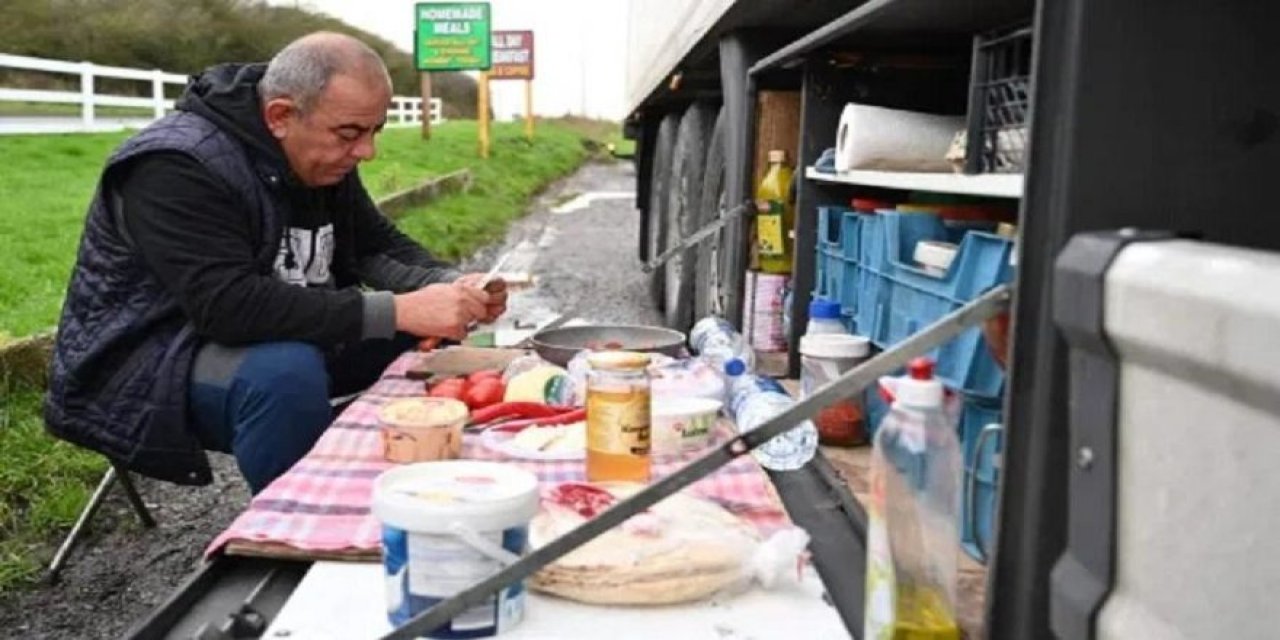 İşte bu fotoğraf İngiltere'de gündem oldu! "Mutasyon kuyruğunda Türk kahvaltısı"