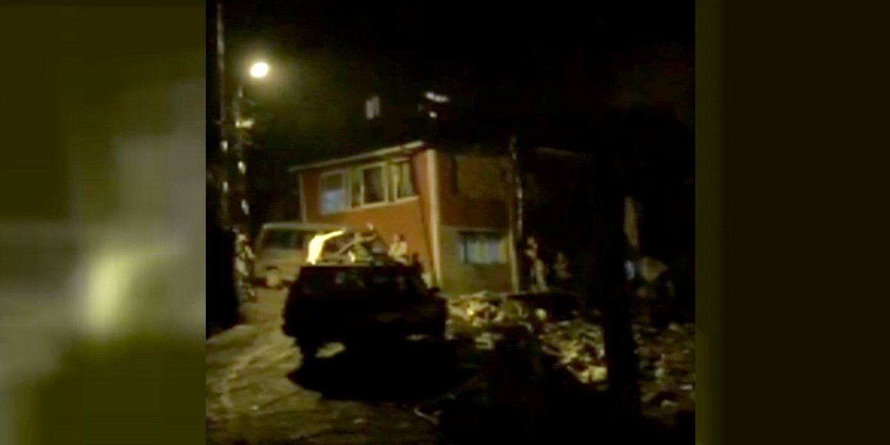 İki kardeşin sopalı kavgası cep telefonu kamerasına yansıdı