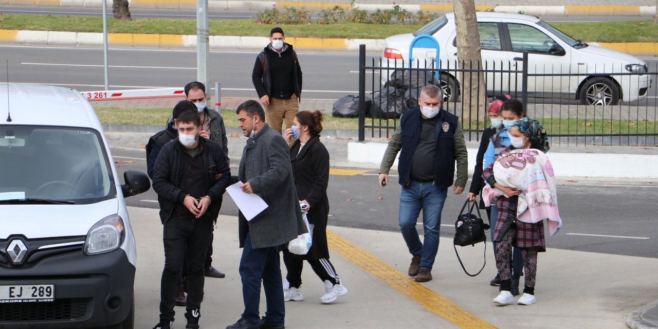 Otomobille kaçarken 2 polisi yaralayan yankesicilik şüphelisi aile adliyede