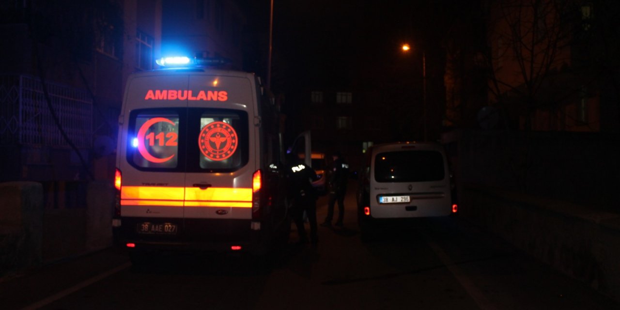 Kayseri'de kavga sırasında kendini kazara tabancayla vurdu