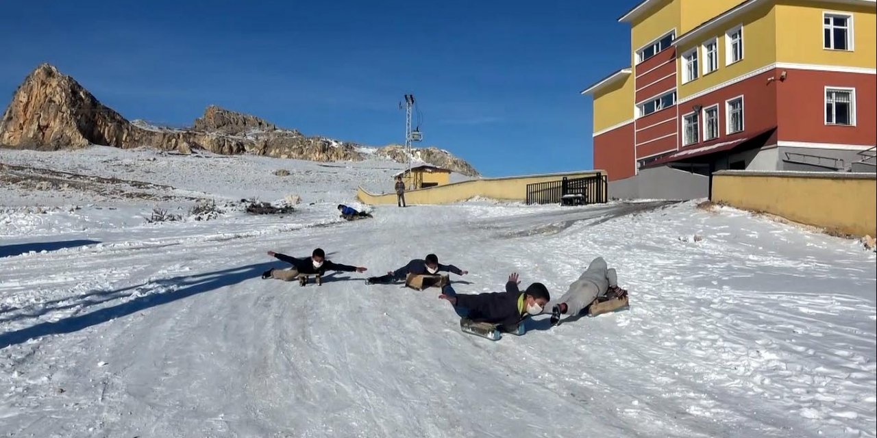 Van'da çocukların tahta kızakla kayak keyfi