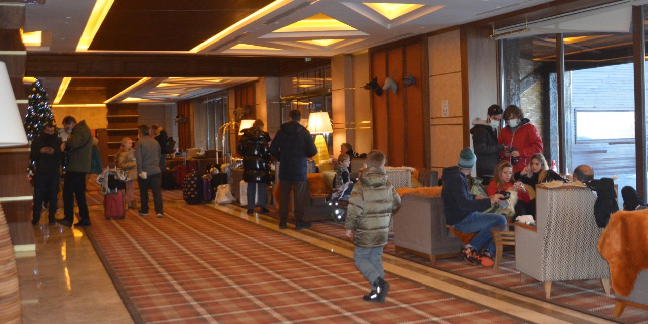 Erciyes'te kısıtlama nedeniyle pistler boş kaldı, turistler şehir merkezinde dolaştı
