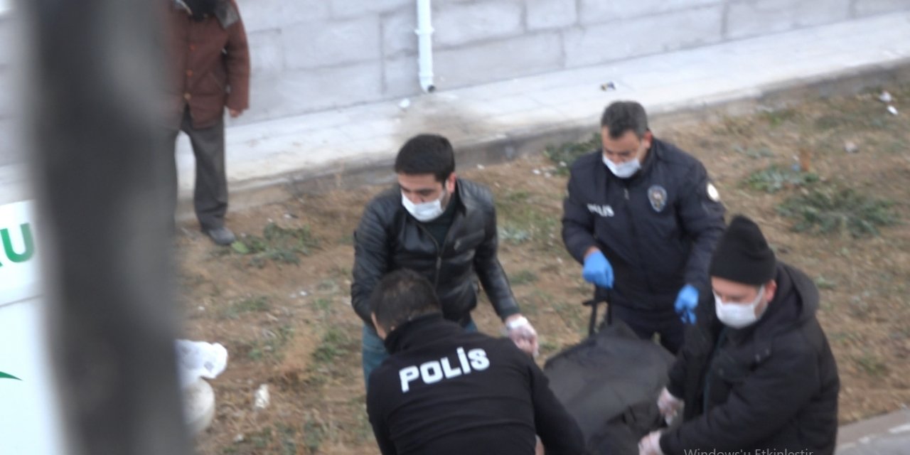 Karantinada kaldığı bina önünde ölü bulundu