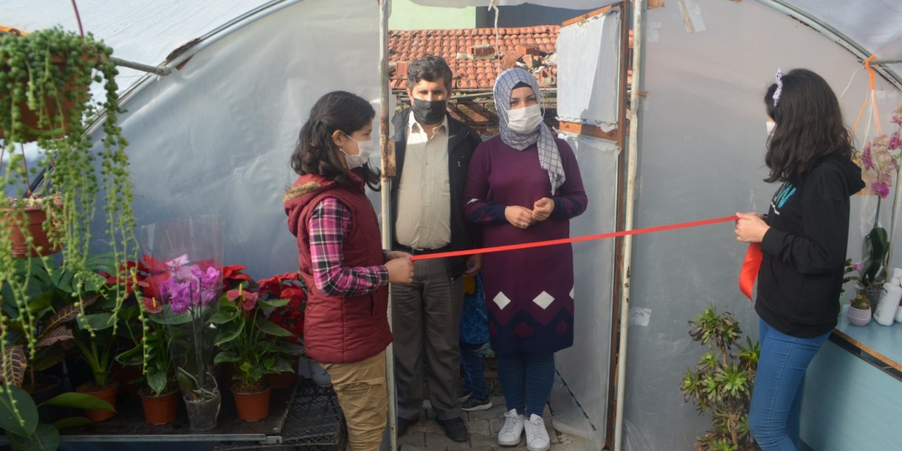 Biriktirdiği bozuk paralarla sera kurdu, pandemi nedeniyle açılışı ailesiyle yaptı