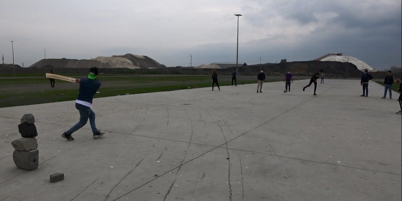 Kriket oynayan yabancı uyruklular böyle kaçtı
