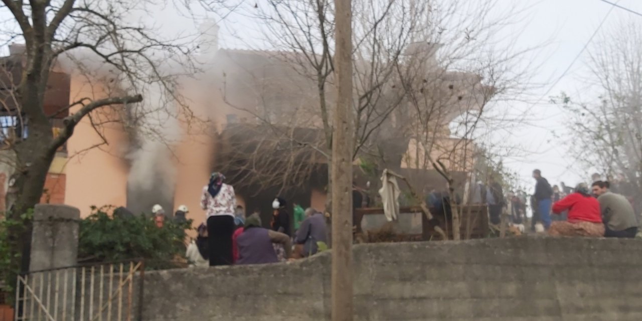 Kalorifer kazanını yakmak isterken yangın çıktı; anne- oğul yaralı, 3 inek öldü